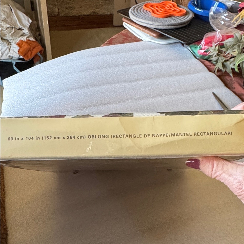 New In Package Ralph Lauren Festive Berry Table Cloth - Picture 5 of 9